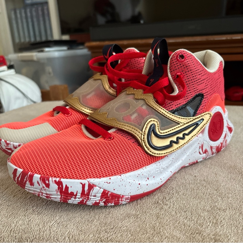 Nike KD Trey 5 X Mens Shoes Size 10, Color: University Red/Metallic Gold